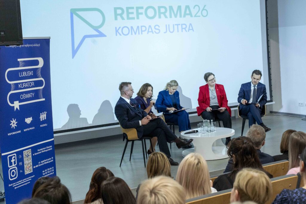 Na zdjęciu widoczne są osoby biorące udział w sesji pytań i odpowiedzi. 