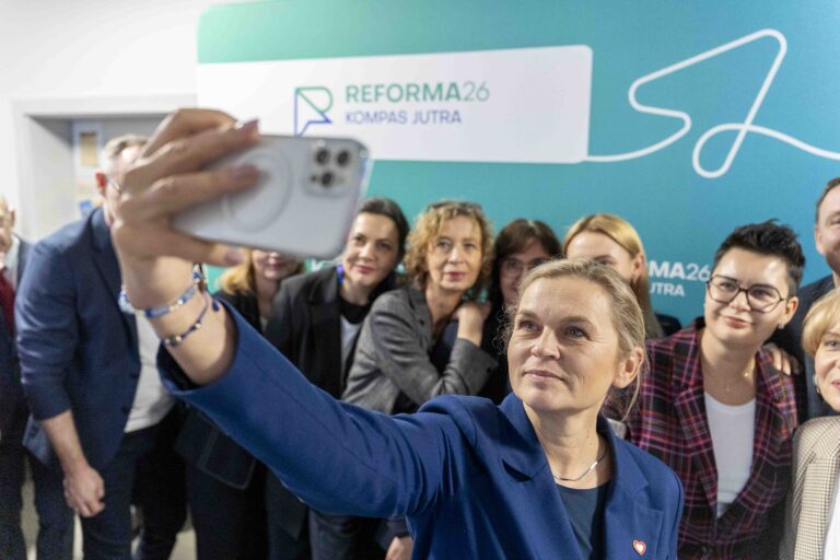 Minister Barbara Nowacka z nauczycielami w Lubrzy.