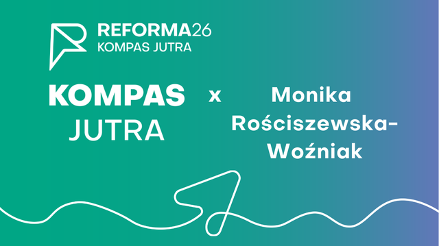 Tekst po lewej stronie: Na ciemnozielonym tle widnieje biały logotyp „REFORMA26 KOMPAS JUTRA”. Poniżej umieszczono duży, wyraźny napis: „MONIKA ROŚCISZEWSKA -WOŹNIAK”. Przez dolną część grafiki przebiega biała, falista linia, która nadaje kompozycji dynamiki.