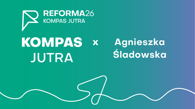 Tekst po lewej stronie: Na ciemnozielonym tle widnieje biały logotyp „REFORMA26 KOMPAS JUTRA”. Poniżej umieszczono duży, wyraźny napis: „Agnieszka Śladowska, Przez dolną część grafiki przebiega biała, falista linia, która nadaje kompozycji dynamiki.