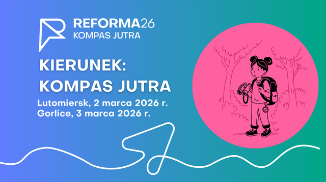 Grafika informacyjna o charakterze edukacyjnym, utrzymana w żywej kolorystyce niebiesko-zielonego gradientu z różowym akcentem. ​Tło i kompozycja: Tło grafiki to płynny gradient przechodzący od koloru niebieskiego (po lewej) do morskiej zieleni (po prawej). W dolnej części widoczna jest biała, artystyczna linia tworząca abstrakcyjny wzór. ​Logotyp i tekst: ​W lewym górnym rogu znajduje się białe logo „REFORMA26 KOMPAS JUTRA”. ​Główny tytuł napisany wielkimi, białymi literami brzmi: „KIERUNEK: KOMPAS JUTRA”. ​Poniżej umieszczono informacje o terminach i lokalizacji: „Lutomiersk 2 marca 2026 r., Gorlice 3 mar ca 2026 r.”. ​Element graficzny: Po prawej stronie znajduje się duże, jasnoróżowe koło. W jego wnętrzu umieszczono czarną, liniową ilustrację przedstawiającą uśmiechniętą dziewczynkę z plecakiem i lornetką, stojącą na tle zarysowanych drzew.