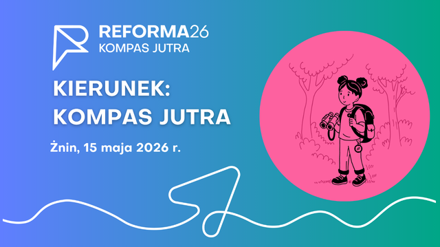 ​Grafika informacyjna o charakterze edukacyjnym, utrzymana w żywej kolorystyce niebiesko-zielonego gradientu z różowym akcentem. ​Tło i kompozycja: Tło grafiki to płynny gradient przechodzący od koloru niebieskiego (po lewej) do morskiej zieleni (po prawej). W dolnej części widoczna jest biała, artystyczna linia tworząca abstrakcyjny wzór. ​Logotyp i tekst: ​W lewym górnym rogu znajduje się białe logo „REFORMA26 KOMPAS JUTRA”. ​Główny tytuł napisany wielkimi, białymi literami brzmi: „KIERUNEK: KOMPAS JUTRA”. ​Poniżej umieszczono informacje o terminie i lokalizacji „Żnin 15 maja 2026. ​Element graficzny: Po prawej stronie znajduje się duże, jasnoróżowe koło. W jego wnętrzu umieszczono czarną, liniową ilustrację przedstawiającą uśmiechniętą dziewczynkę z plecakiem i lornetką, stojącą na tle zarysowanych drzew.